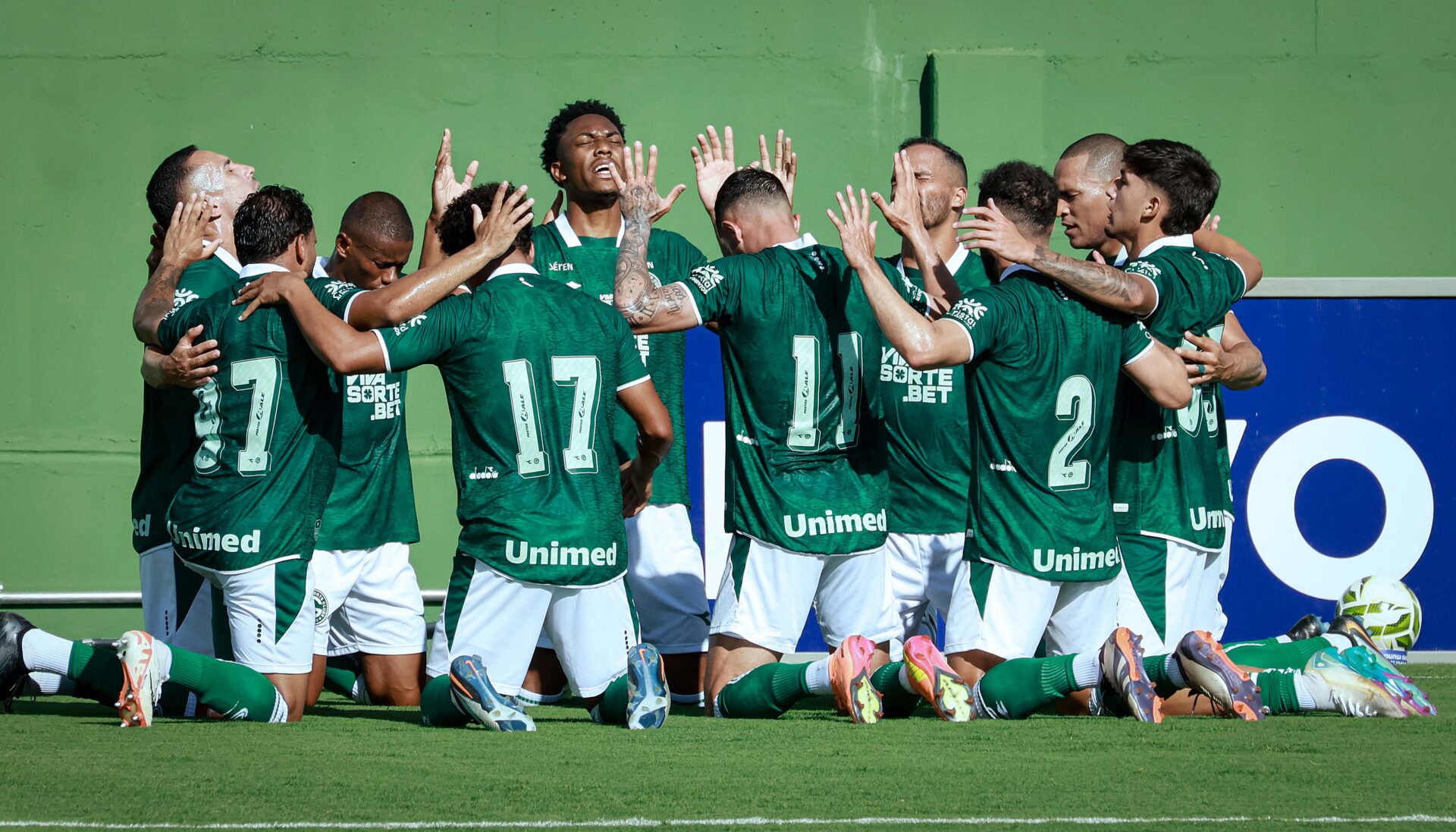 Estreia de Gala! Volante Gegê Marca em Goleada do Goiás e Exalta Fome de Título do Elenco: “Muito Sedentos”