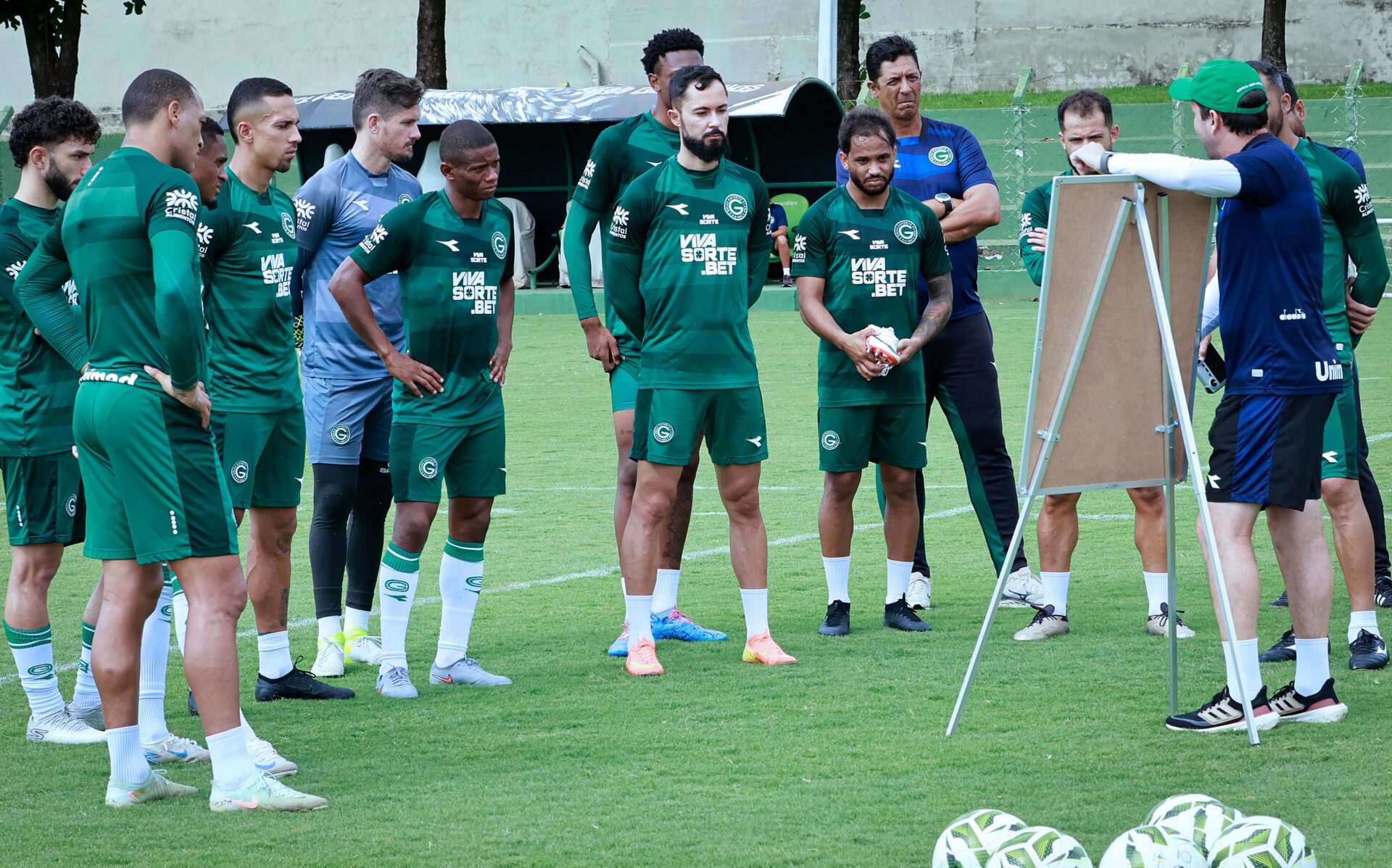 Mercado da Bola: Diretor do Goiás nega saída imediata de Titi e Esli Garcia, mas abre portas para negociações