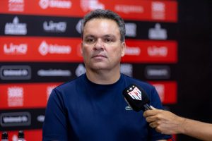 Adson Batista critica torcida do Atlético-GO após vitória polêmica