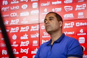 Vila Nova se prepara para duelo enquanto rival perde estrela