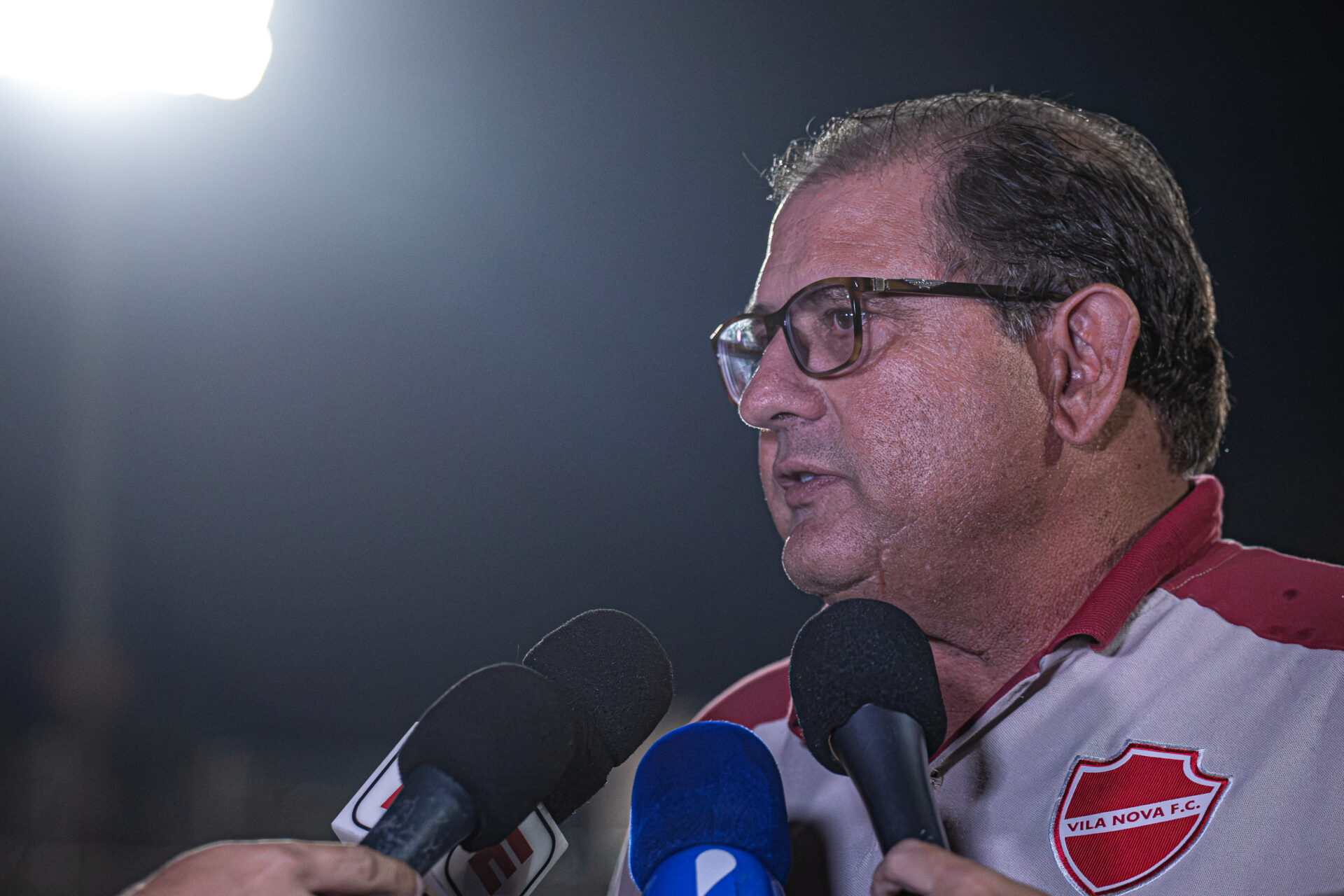 Vila Nova vive emergência e Guto Ferreira precisa solucionar problema