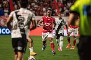 Vila Nova explica situação de Hayner após ação da PF
